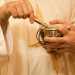 Il sacerdote  accompagnato dal 60enne signo Rino, colui che cura la chiesetta da tempo, che ci spiega il significato di questo rito. I neonati, ma in alcuni casi anche le gestanti - ci racconta - ricevono questo atto sacramentale per avere la protezione di Sant'Anna. Si tratta di una celebrazione risalente al 600 e portata a Bari dai Veneziani